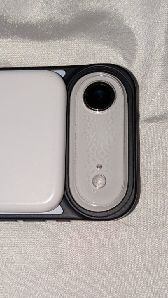 専用MagSafeバッテリーがちょうどリアカメラのバンプ部分に乗り上げてしまっている