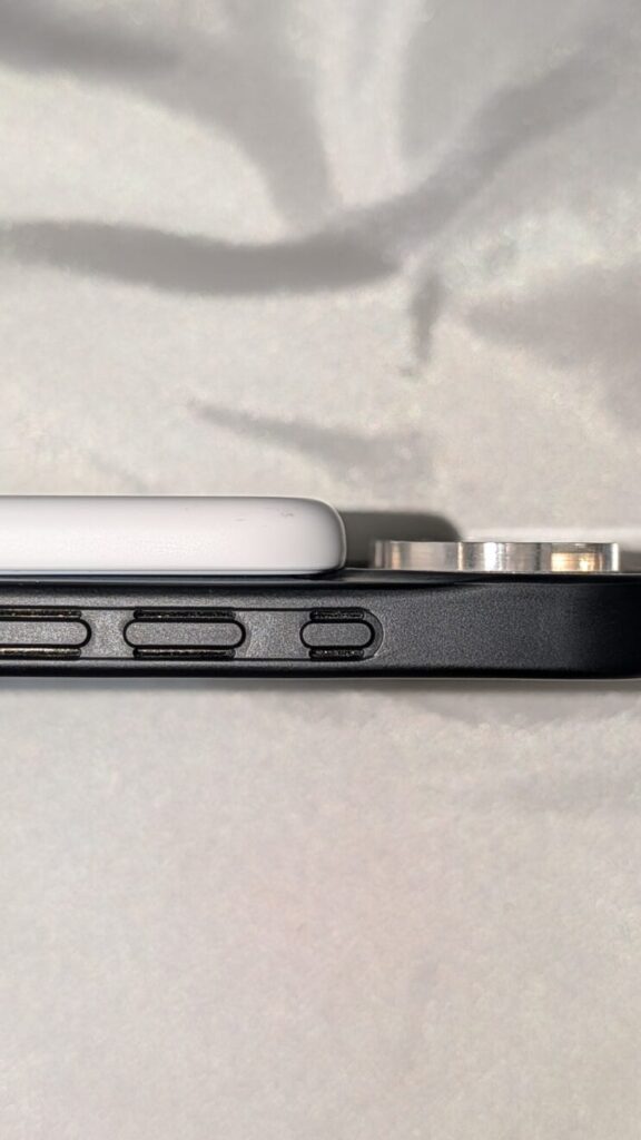 専用MagSafeバッテリーがちょうどリアカメラのバンプ部分に乗り上げてしまい僅かにケースとの間に隙間が生まれている
