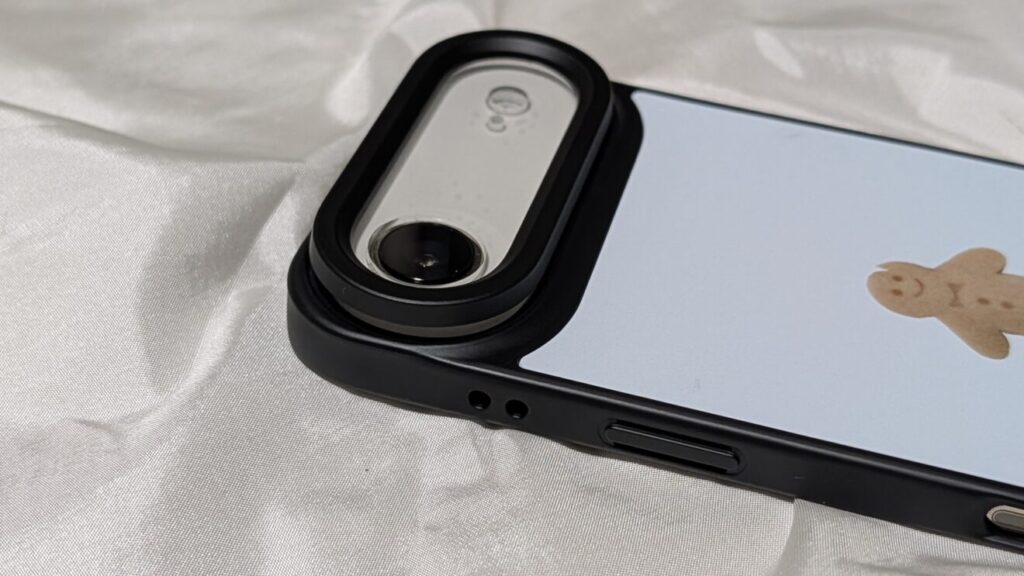 実際にカメラ突起全体を保護するタイプのフィルムがついた状態でフィッティング。これ以上はまらないため浮いてしまっている。